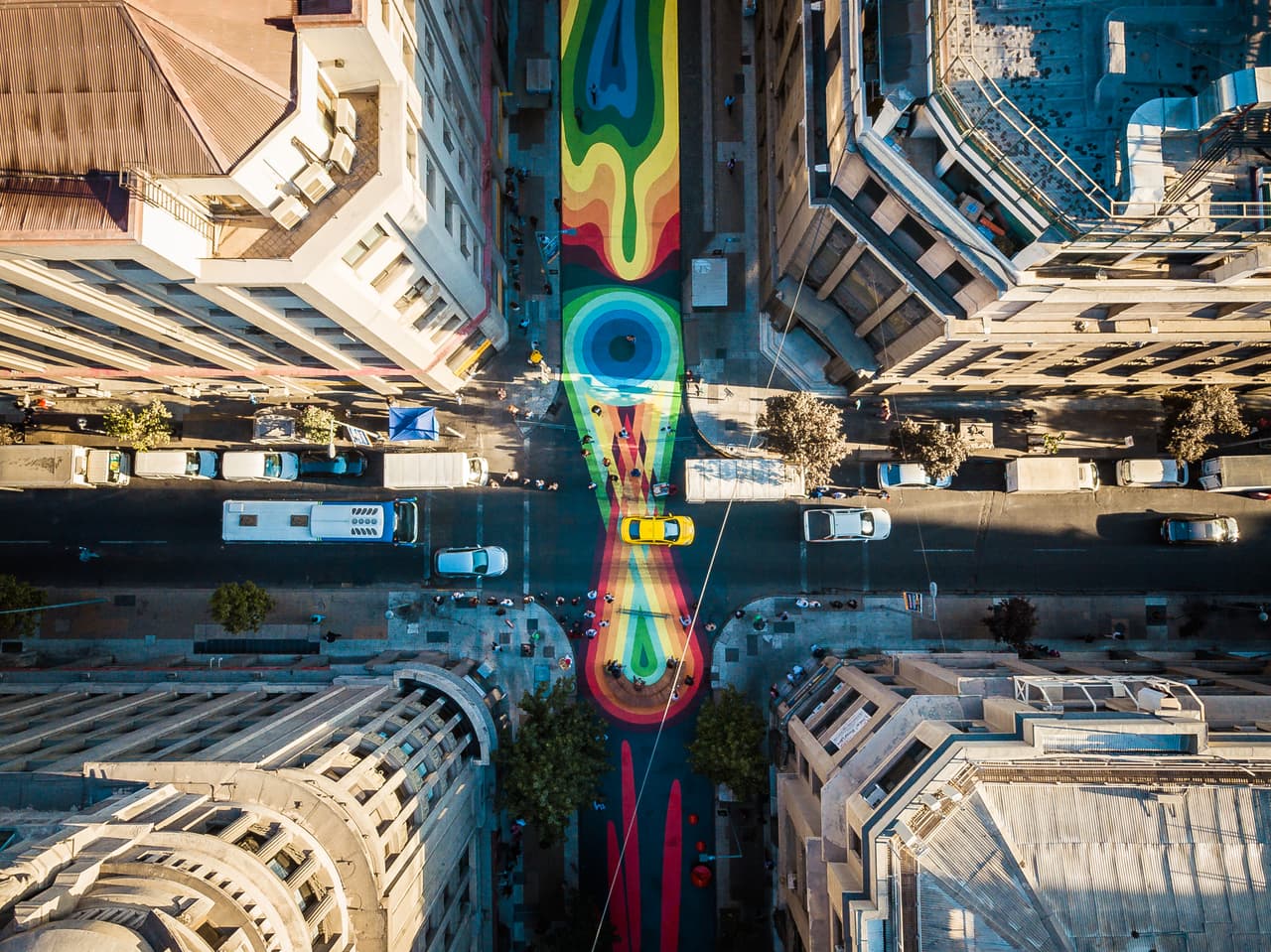 ¿Cómo Santiago de Chile transformó una congestionada calle en una obra de arte?