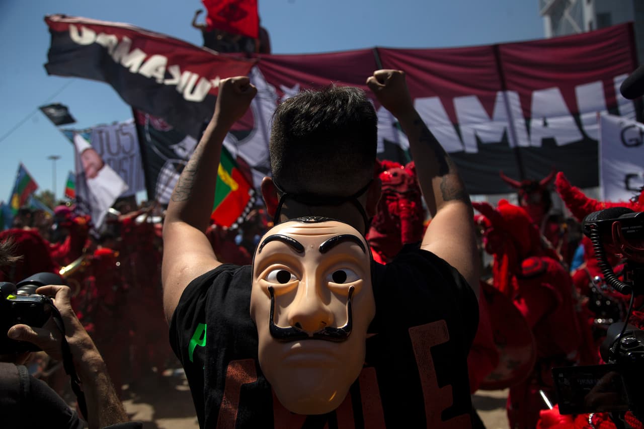 La céntrica Plaza Italia de Santiago de Chile fue copada este domingo por decenas de miles de personas, que se reunieron para conmemorar un año del inicio de las protestas sociales en Chile en reclamo de una mayor igualdad social, en un clima mayoritariamente festivo opacado por algunos incidentes.
