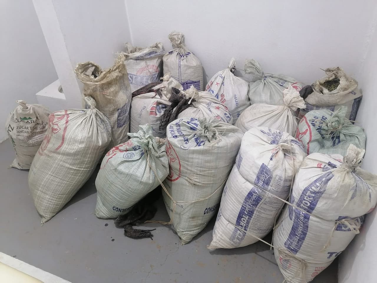 Junto a todo esto, había varios sacos de marihuana.