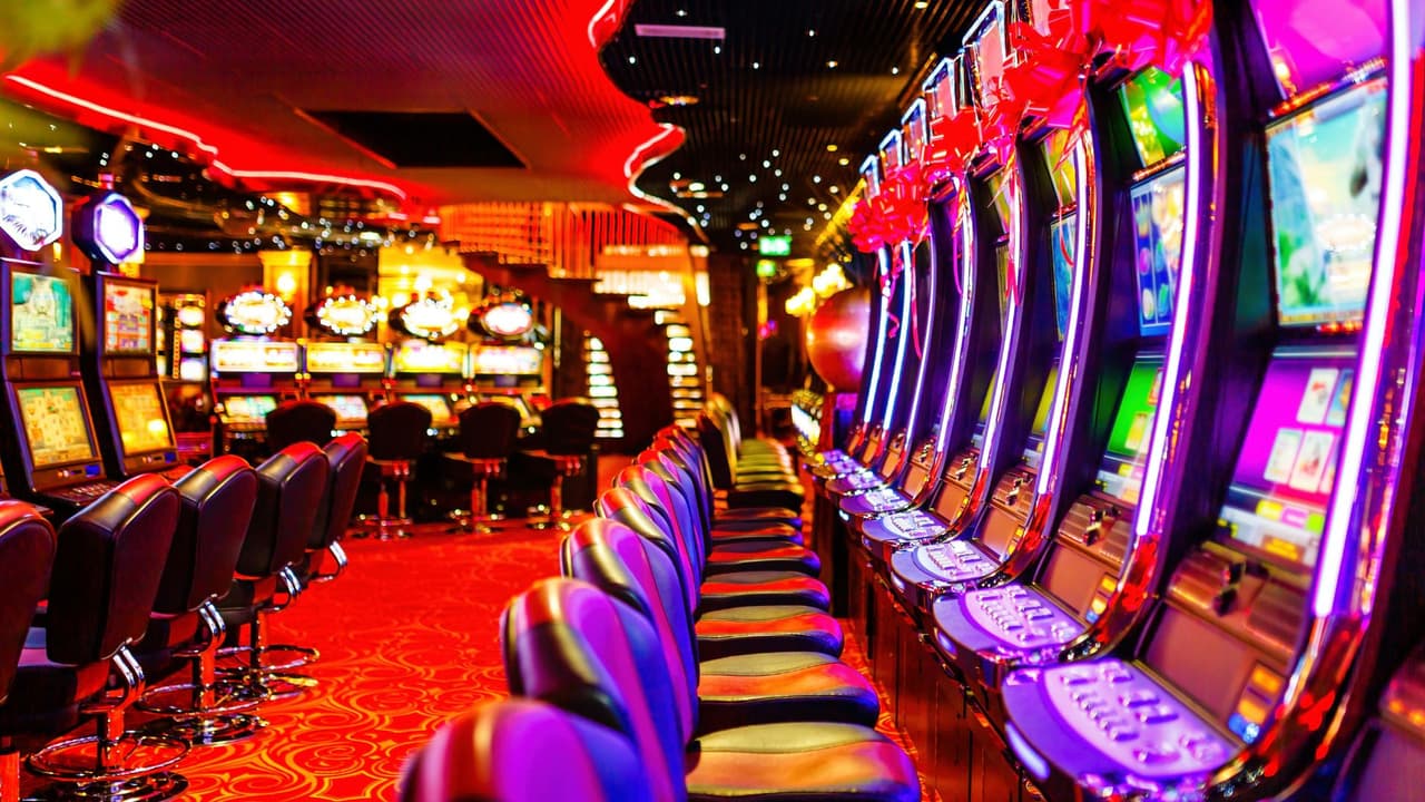 El inmigrante ganó en una máquina tragamonedas.