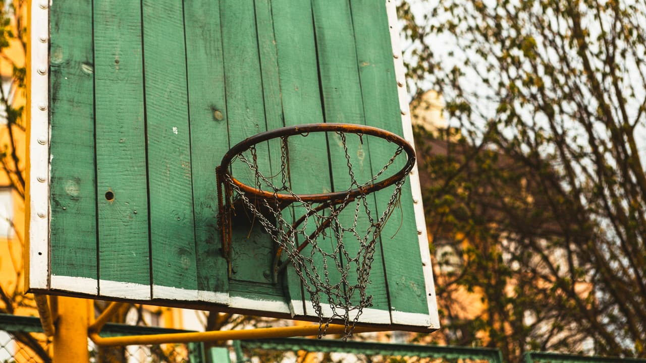 Discusión termina en tiroteo en cancha de baloncesto; un joven muerto y varios heridos en Dumfries