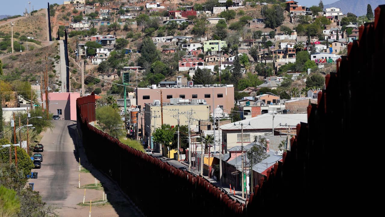 Acusan a nueve personas, siete de ellas de Arizona, de participar en un complot para traficar armas a México