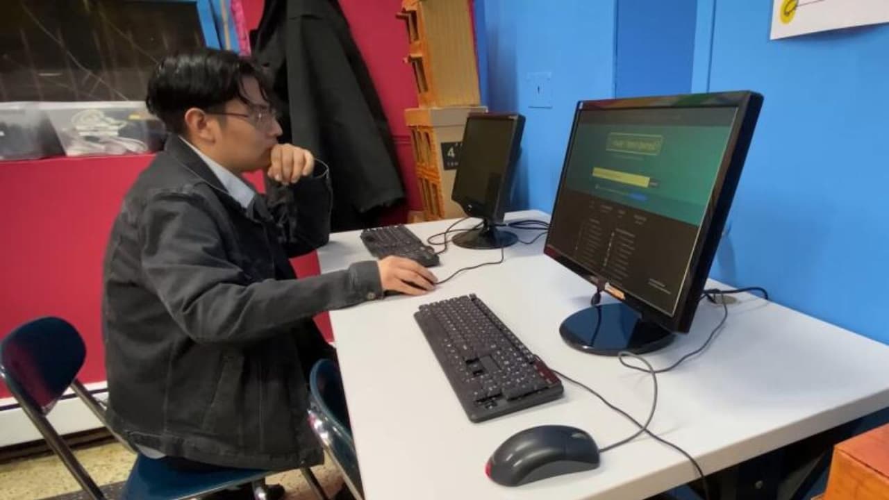 Organización El Puente ofrece cursos de inglés y talleres de salud física y mental para jóvenes