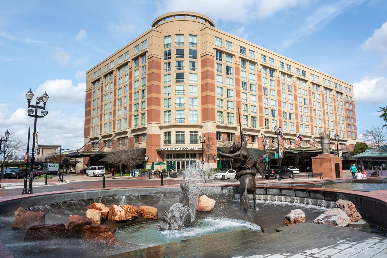 <h3 class="cms-H3-H3">17. Sugar Land</h3>
<br>
<br>Por su historia, puesto que este lugar fue el hogar de una importante refinería de azúcar, se se le llama la "Ciudad más dulce de Texas", y también es una de las de más rápido crecimiento. A menos de 20 millas en automóvil de Houston, Sugar Land es conocida por sus escuelas, que son calificadas con un 20% por encima del promedio que analiza GreatSchools.
<br>
<br>🏡
<b> Estado: </b>Texas
<br>
<br>🏡
<b>Condado: </b>Fort Bend
<br>
<br>🏡
<b>Población: </b>123,222