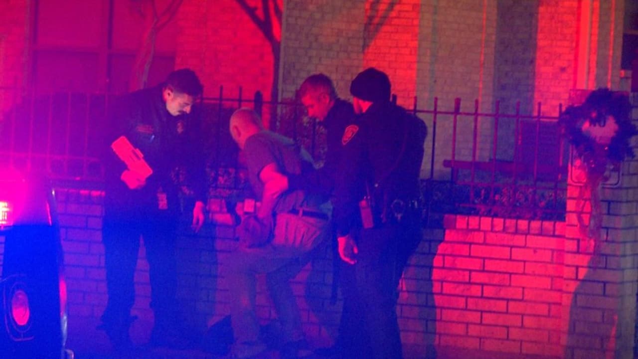 Un hombre fue
<b>hospitalizado</b> luego de ser herido de bala en la mano durante un incidente ocurrido alrededor de las
<b>12:30 de la madrugada</b> en
<b>Braesview, cerca de Lakespur Drive</b>, en el norte de la ciudad.
<br>
<br>Según la policía, una mujer se le acercó para pedirle dinero. Al recibir una negativa,
<b>le disparó en la mano</b>. Hasta el momento
<b>no se han realizado arrestos</b> y la investigación continúa.