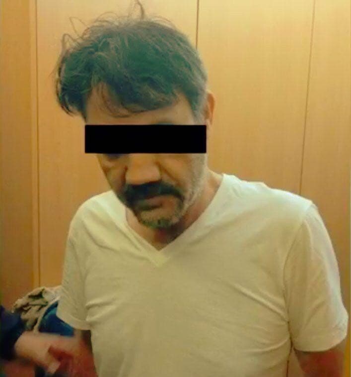 Sobre las 10.15 hora local, el detenido fue sacado del edificio Hares, en la acomodada colonia capitalina Anzures, escoltado por una quincena de miembros de la Agencia de Investigación Criminal (AIC) de la Procuraduría General de la República (PGR) y del Ejército mexicano.