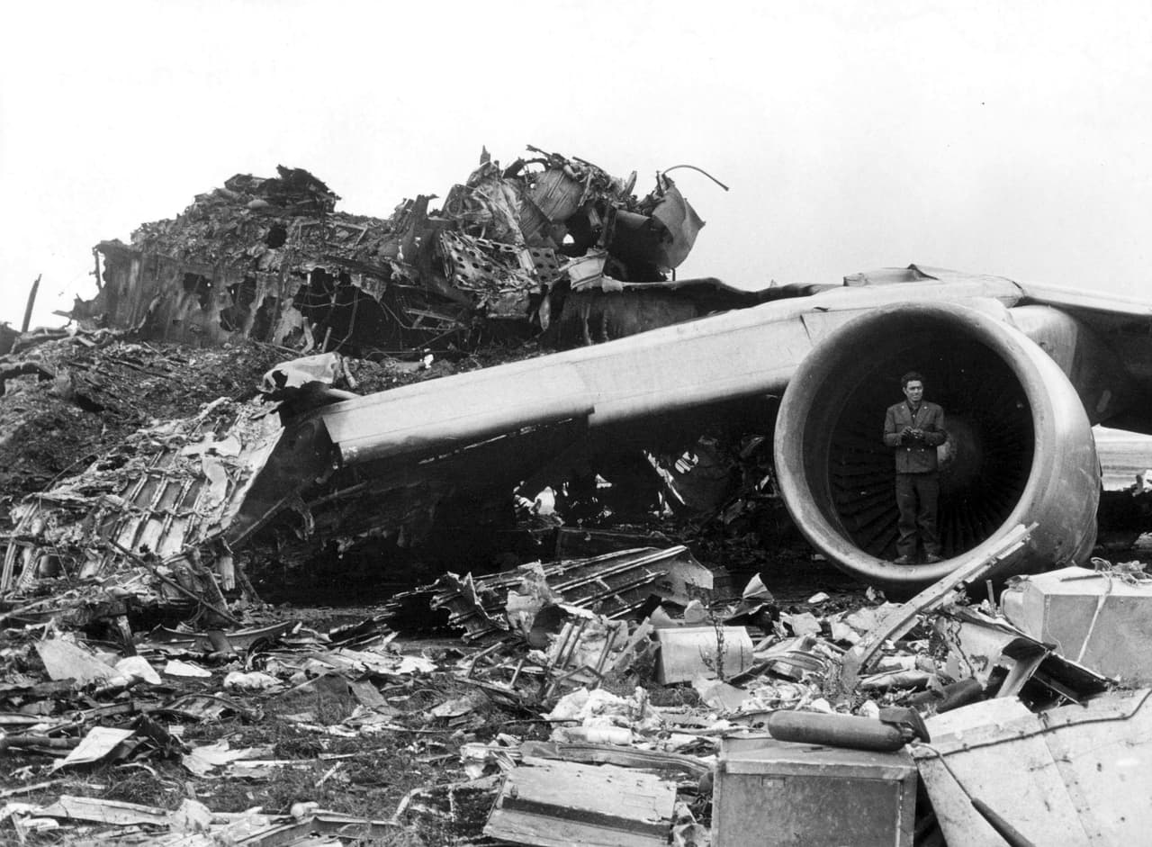 <b>Colisión de dos aviones en el aeropuerto de Tenerife, España, 1977. </b>Confundidos por la neblina y la mala comunicación, la tripulación de un vuelo de KLM intentó despegar cuando un vuelo de Pan Am continuaba trasladándose sobre la misma pista en dirección contraria. No hubo sobrevivientes en el vuelo de KLM mientras que en el de Pan Am sobrevivieron 61 de los 396 pasajeros. Esta es considerada la mayor tragedia aérea no intencional de la historia de la aviación. En total
<b>583 personas fallecieron en el accidente. </b>