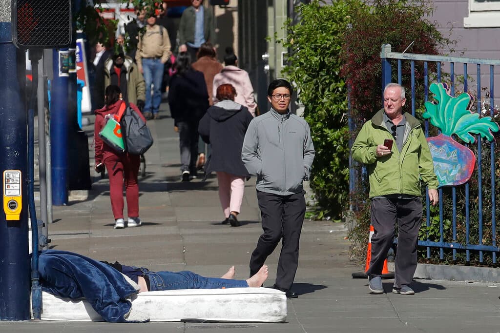 <h2 class="cms-H2-H2"><b>Estacionamiento cerca de cruces peatonales</b></h2>
<br>
<b>AB-413 </b>
<br>
<br>Prohíbe detener o estacionar un vehículo demasiado cerca de un cruce peatonal (15-20 pies). Los partidarios dicen que esto reducirá el riesgo de que los vehículos bloqueen la vista de los peatones en los cruces peatonales.
<br>