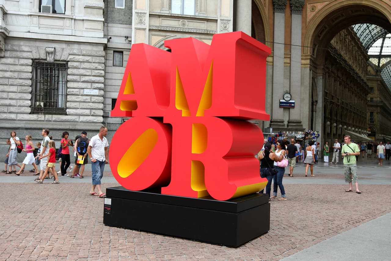 <b>Escultura 'Amor'</b>
<br>
<a href="http://weburbanist.com/2016/02/14/3d-four-letter-words-robert-indianas-love-sculptures/">Hay numerosas versiones alrededor del mundo</a>. La de la imagen está en Milán y hay otra en Nueva York. El diseño original fue obra del artista pop Robert Indiana, que la creó en 1970.