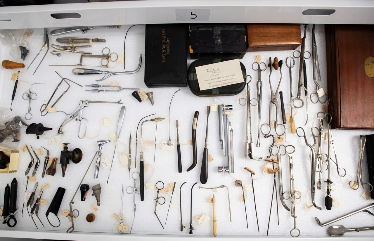 Instrumentos quirúrgicos de distintas épocas se almacenan en estantes especiales en el Museo Mütter.
<br>
<br>En 2020, un paciente trasplantado donó su corazón, del tamaño de un balón de fútbol; flota en un frasco junto a 139 cráneos.