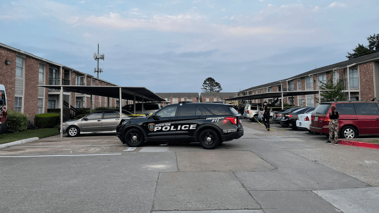 Niña de 2 años muere luego de ser atropellada en el oeste de Houston; familiares son detenidos