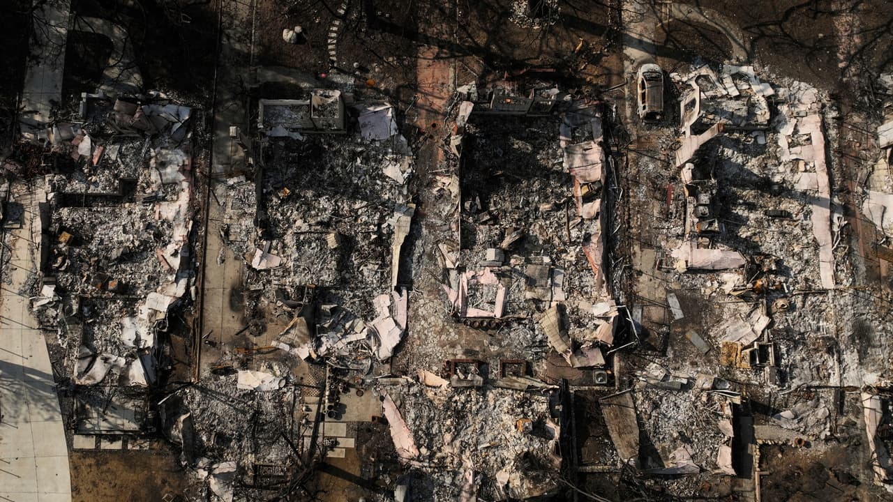 Cómo la crisis de seguros complica la reconstrucción a damnificados por incendios en Los Ángeles