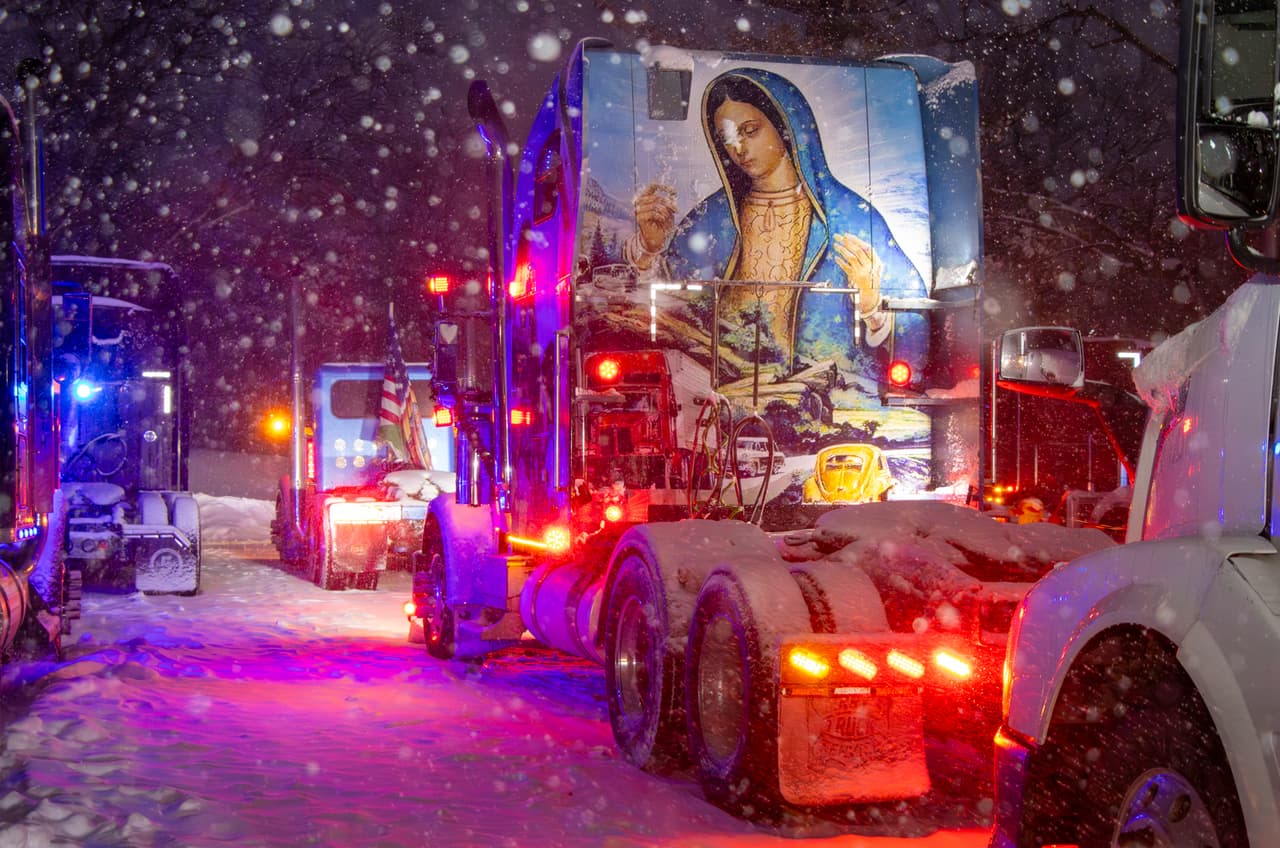 La peregrinación dejó un mensaje claro: la fe de la comunidad latina sigue siendo un motor que
<b>ni el clima, ni la distancia, ni la adversidad pueden detener.</b>