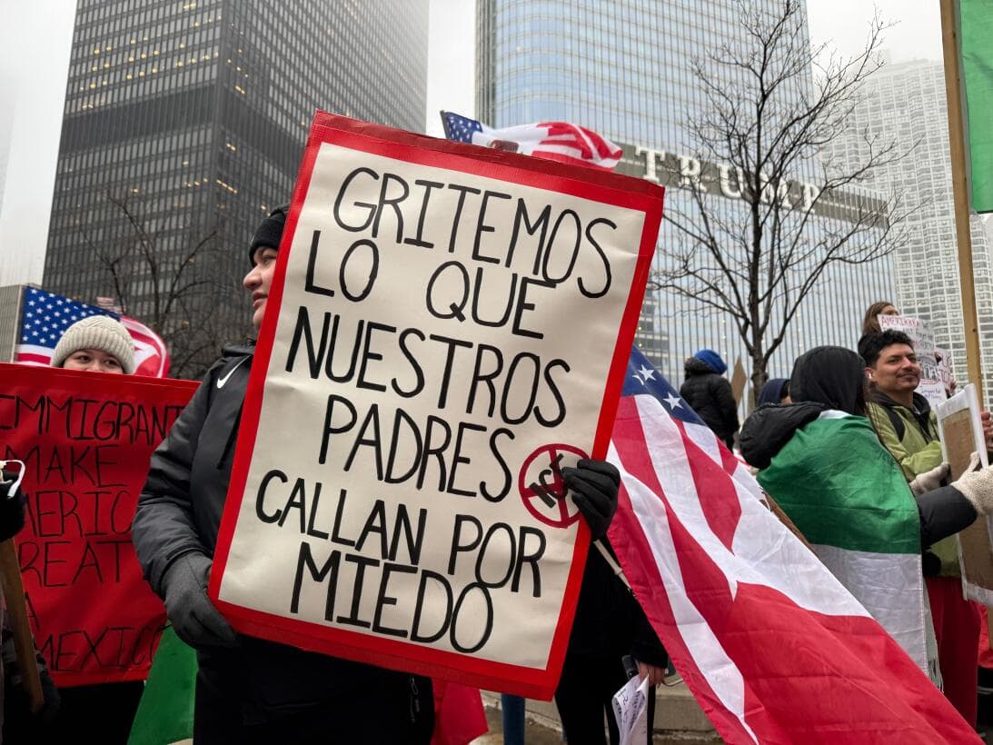 <h2 class="cms-H2-H2">CHICAGO</h2>
<br>
<br>En esta ciudad, un grupo de personas realizó una protesta frente a la Torre Trump, en el centro de Chicago. Con carteles, y banderas mexicanas, rechazaron las recientes medidas migratorias del presidente.