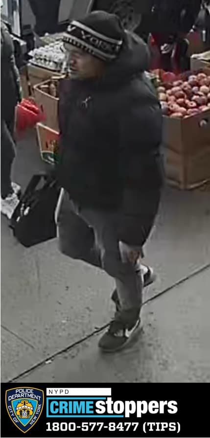 El individuo No. 2, que distrajo al empleado de Brink's, se describe como un hombre de complexión media, visto por última vez con un
<b>gorro de invierno negro con ribete blanco, </b>un abrigo de invierno negro con capucha, pantalones grises y zapatillas negras.
<br>