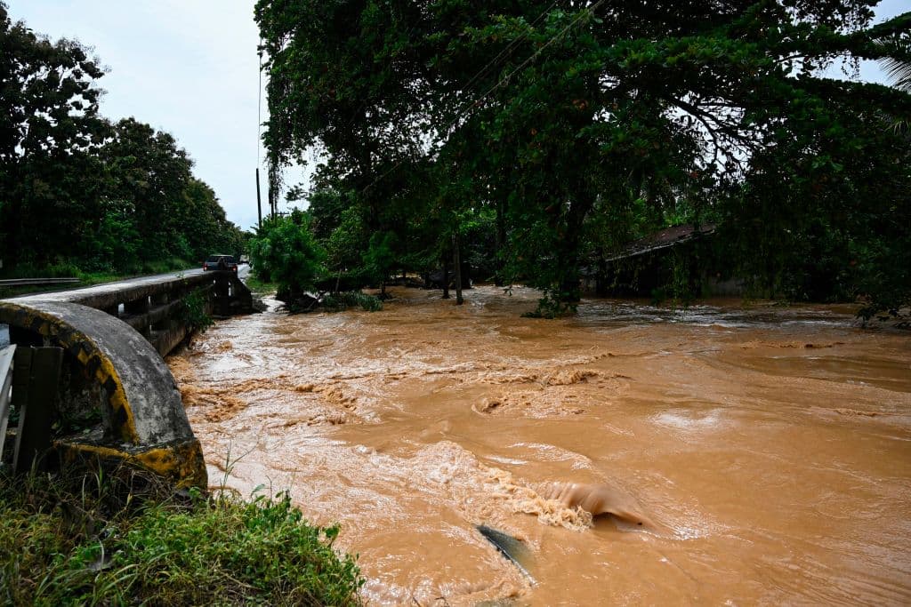La tormenta, que tocó tierra el martes en Nicaragua como huracán categoría 4, y desde entonces se ha movido lentamente por la región, salió finalmente al mar Caribe, degradada a depresión tropical, aunque se espera que gane fuerza mientras avanza hacia Cuba y Florida.