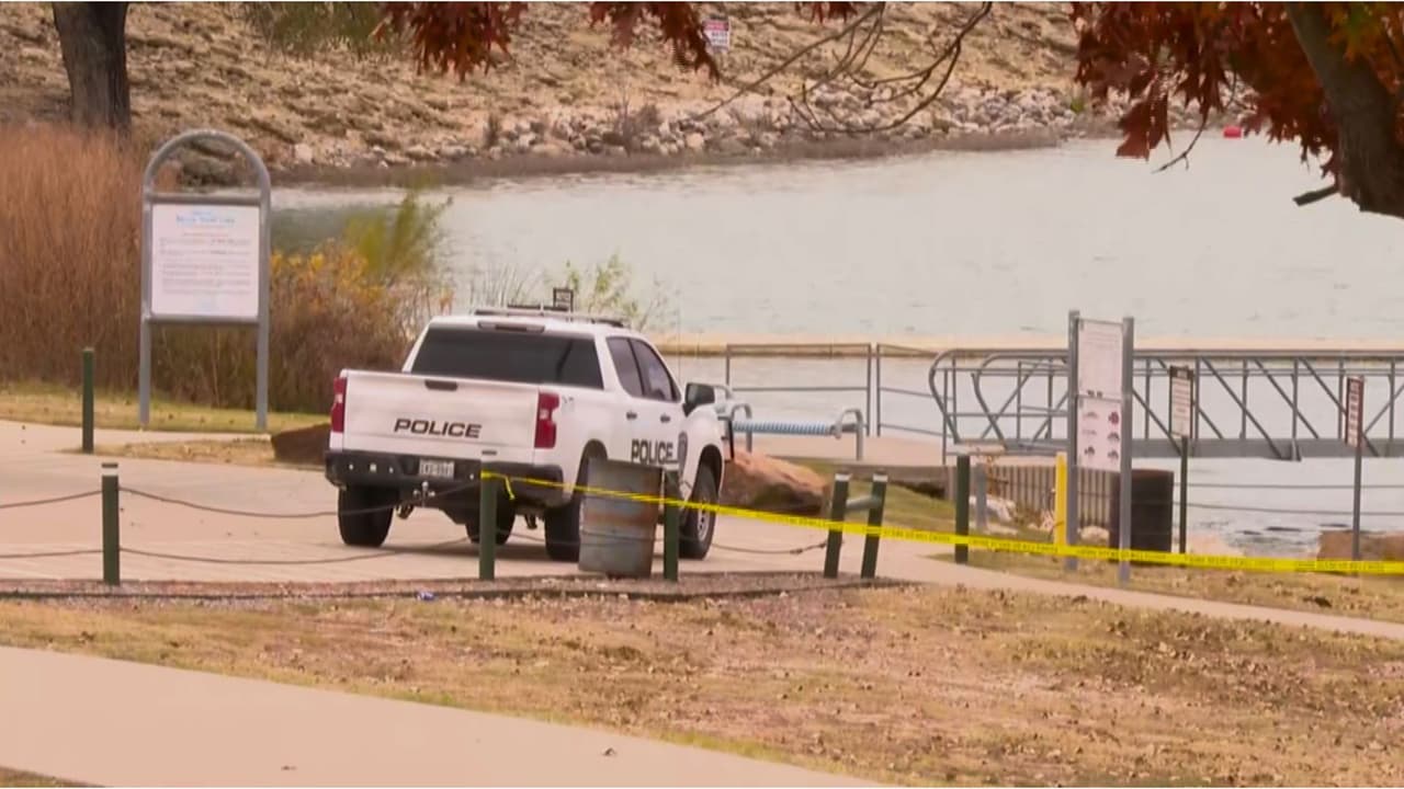 Según la policía,
<b>una de las últimas ubicaciones de <a href="https://www.univision.com/local/dallas-kuvn/fort-worth-hombre-desaparecido-kayak-marine-creek" target="_blank">Juan Silvestre fue cerca de este lago</a></b>, donde además de su kayak también encontraron su auto.