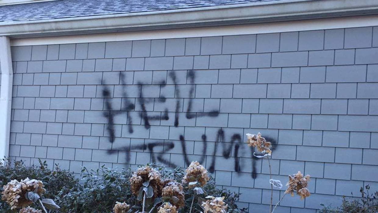 Grafitti de esvásticas, las palabras "Heil Trump" e insultos homófobos aparecieron en la iglesia episcopal de St. David en Bean Blossom, en el estado de Indiana, el domingo 13 de noviembre. El reverendo Kelsey Hutto, sin embargo, ha decidido mantener los grafittis. Según el religioso, su parroquia se convirtió en un objetivo por ser un lugar de culto inclusivo. "Hubo conversaciones sobre tratar de cubrirlo todo, pero al final, decidimos que estamos orgullosos", dijo Hutto a
<a href="https://www.washingtonpost.com/news/acts-of-faith/wp/2016/11/15/this-indiana-church-was-defaced-with-heil-trump-graffiti-and-is-keeping-it/">The Washington Post</a>.