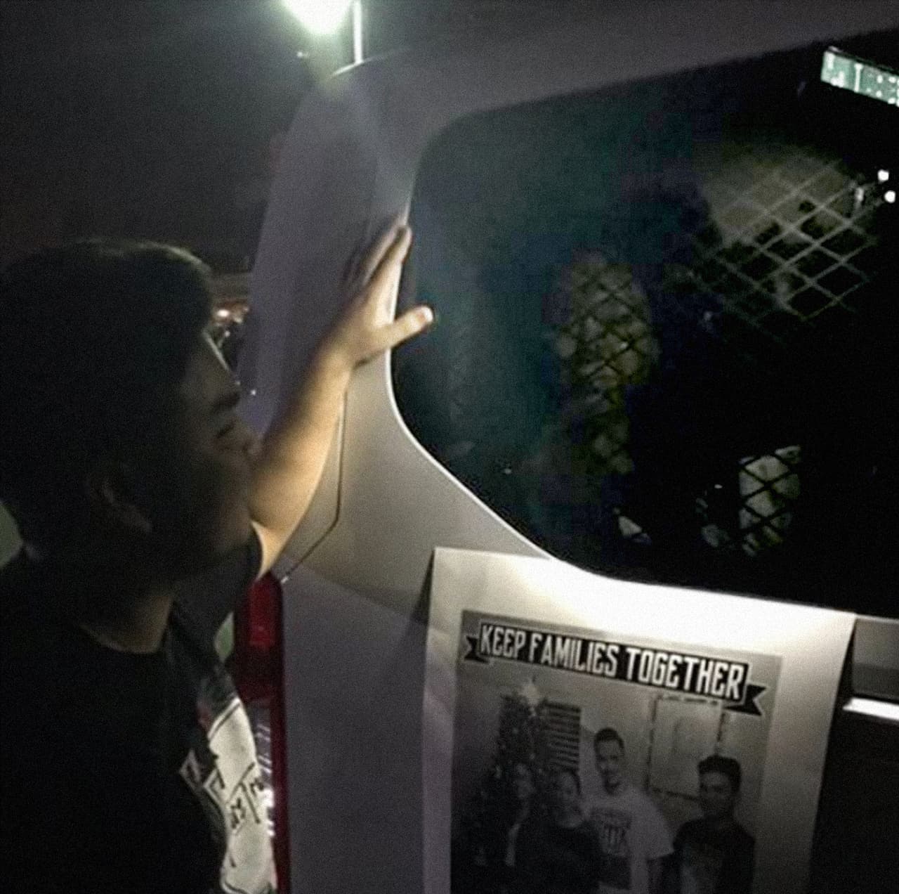 Guadalupe, de 36 años y con dos hijos ciudadanos de 14 y 16 años, había vivido en Estados Unidos desde los 14 cuando abandonó la ciudad de Acambaro. En la fotografía, su hijo junto al vehículo donde es llevada por las autoridades.