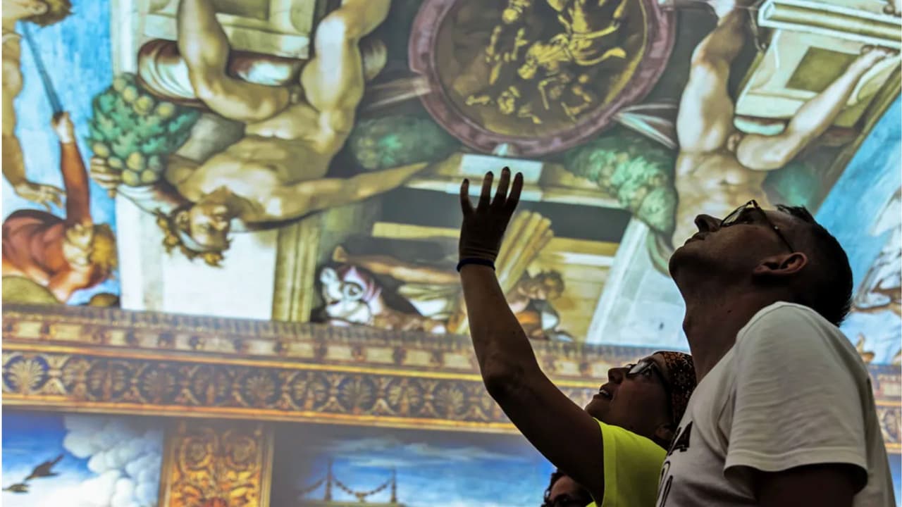 Sin salir de Austin puedes tener la
<b>experiencia de recorrer la Capilla Sixtina</b> o al menos una proyección réplica de la icónica creación de Michelangelo.