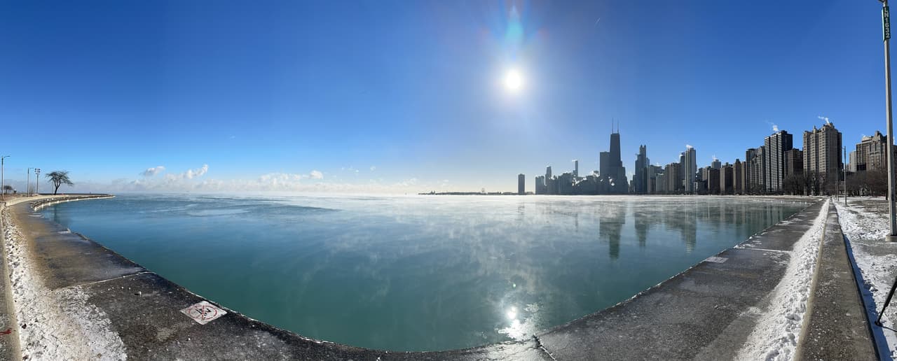 El humo que se ve sobre el lago Michigan es en realidad vapor de agua, el cual se forma cuando
<b>el aire que sopla es muy frío y se mueve sobre agua que es más cálida</b>.