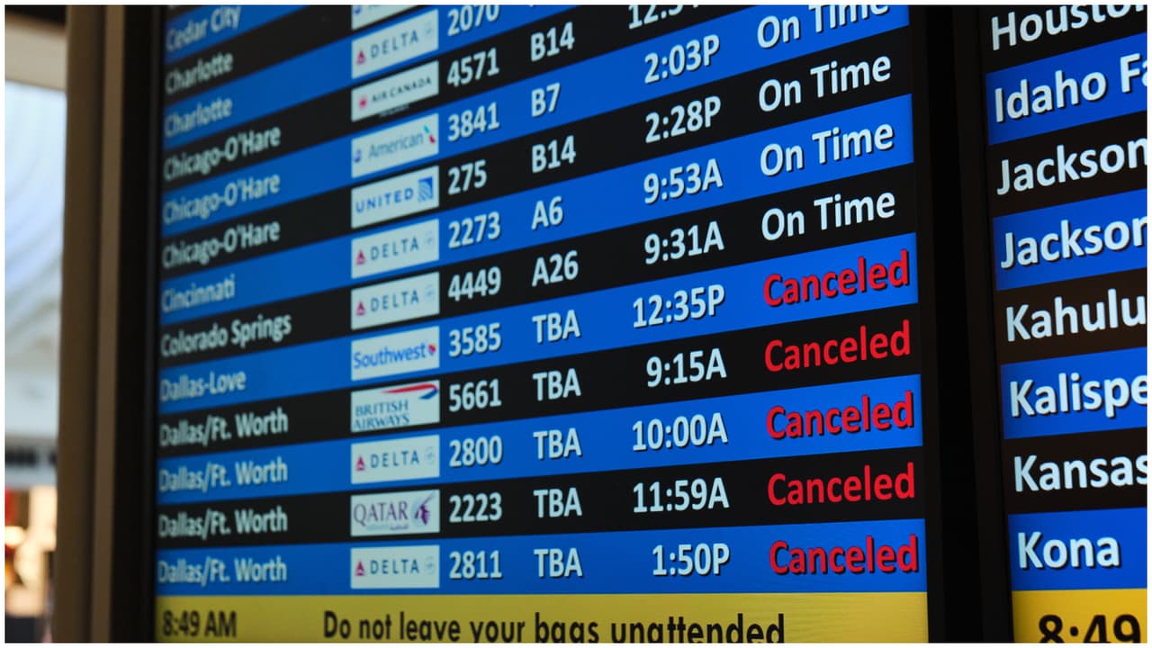 Cancelaciones y retrasos de vuelos en aeropuertos del sur de Florida por tormenta invernal en EEUU