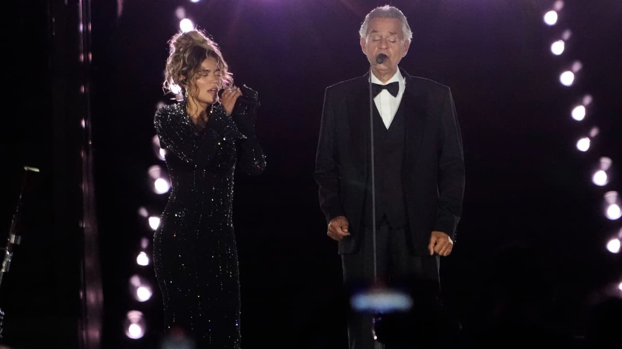 El vestido de Karol G fue de la marca Robert Wun.