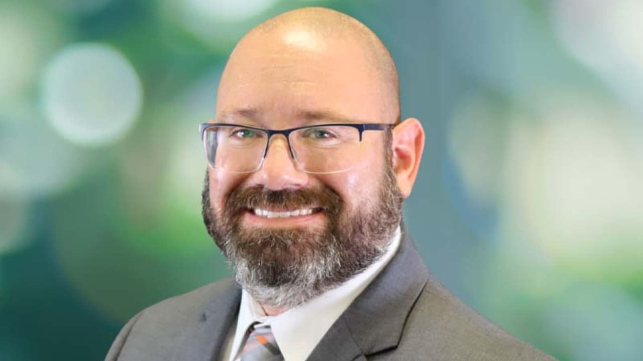 Brian Nathan arrebata escaño a republicanos por mínimo margen