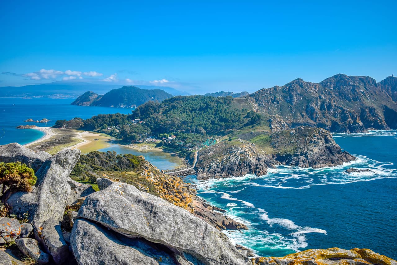 <b>Islas Cíes (España)</b>
<br>
<br>Desde mucho tiempo antes de la pandemia estas islas frente a la costa de Galicia habían limitado la cantidad de visitantes diarios para proteger su medio ambiente contra el turismo excesivo.
<br>
<br>Los estrictos esfuerzos de conservación incluyen restricciones contra los automóviles, los hoteles y el ruido. Solo en áreas designadas y controladas los visitantes pueden explorar libremente sus largas playas, bucear en aguas cristalinas y caminar por senderos que serpentean hacia faros pintorescos.
<br>