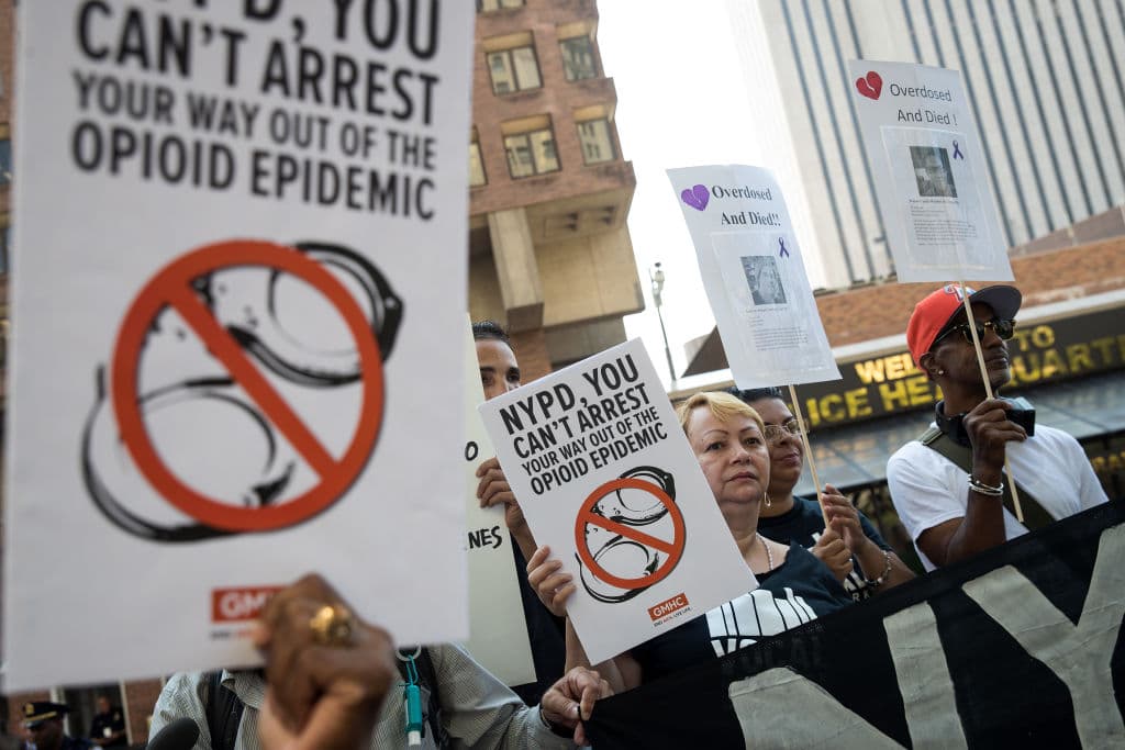 En la epidemia de opioides, el adicto es víctima de múltiples victimarios