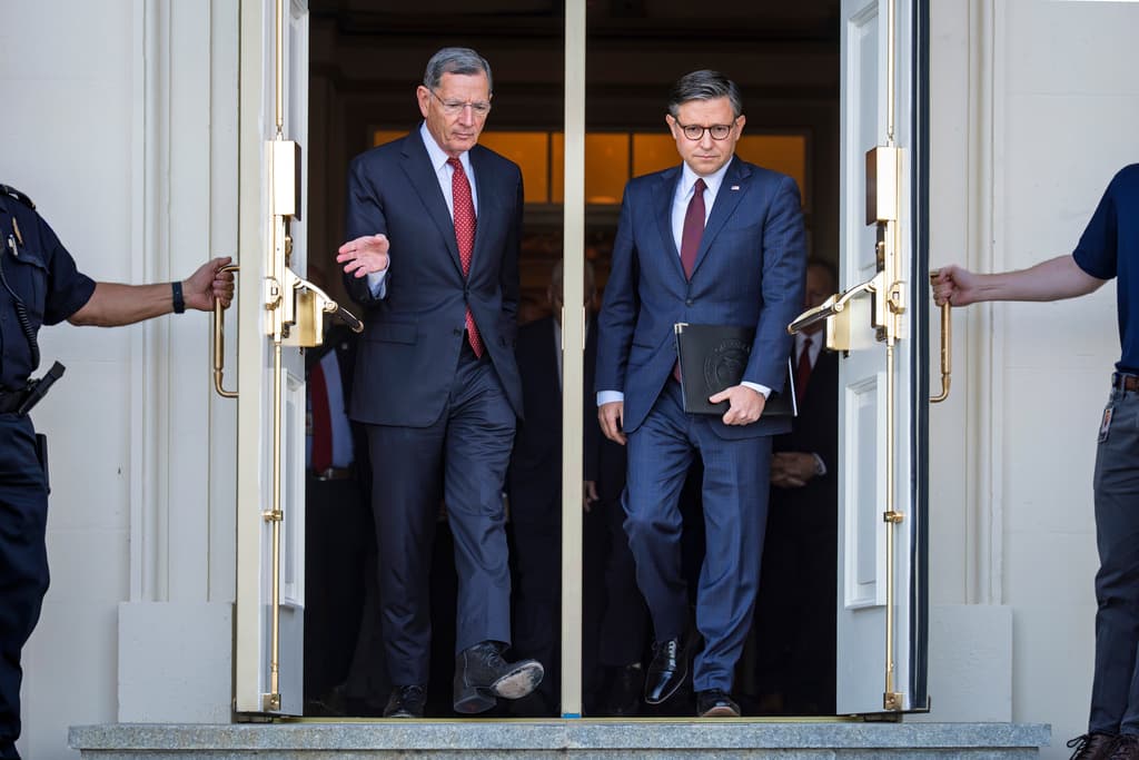 El senador John Barrasso, republicano por Wyoming y látigo de la bancada republicana en el Senado, izquierda, y el presidente de la Cámara de Representantes, Mike Johnson, republicano por Luisiana, llegan para una conferencia de prensa con líderes republicanos sobre el cierre del gobierno, en el Capitolio en Washington, el 1 de octubre de 2025.