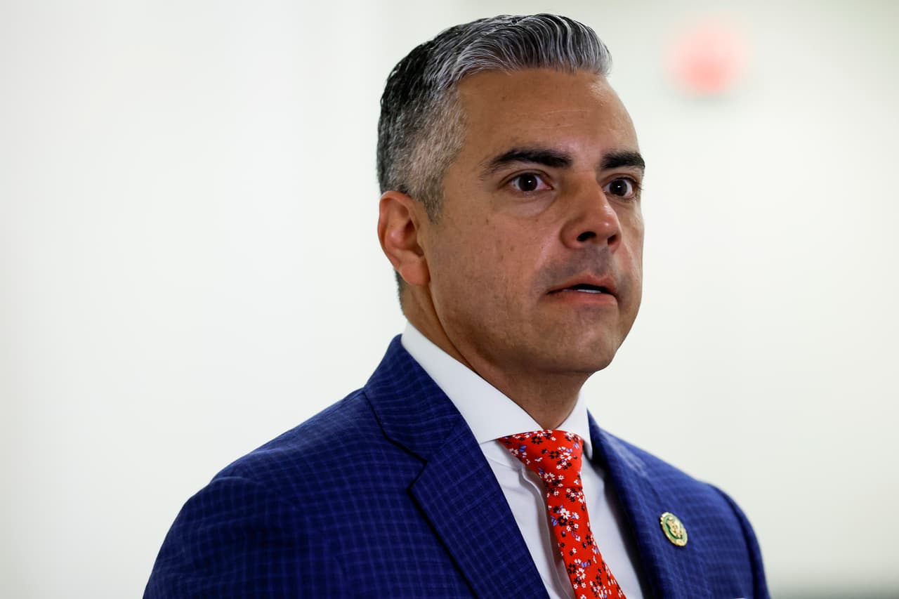 El republicano Juan Ciscomani vota contra la extensión a los subsidios de salud