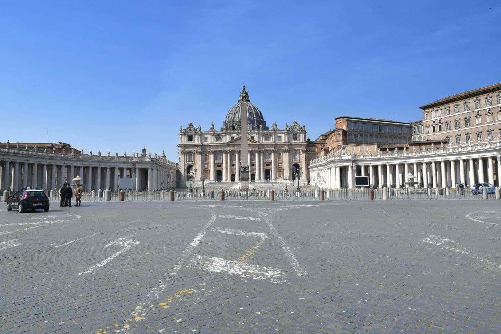 Oficiales italianos en la plaza vacía de San Pedro el 22 de marzo de 2020 en el Vaticano. Italia superó a China en cantidad de muertos a causa del coronavirus.
<b>El país mediterráneo fue el primero del continente que ordenó el confinamiento de toda la población hace más de 10 días.</b>