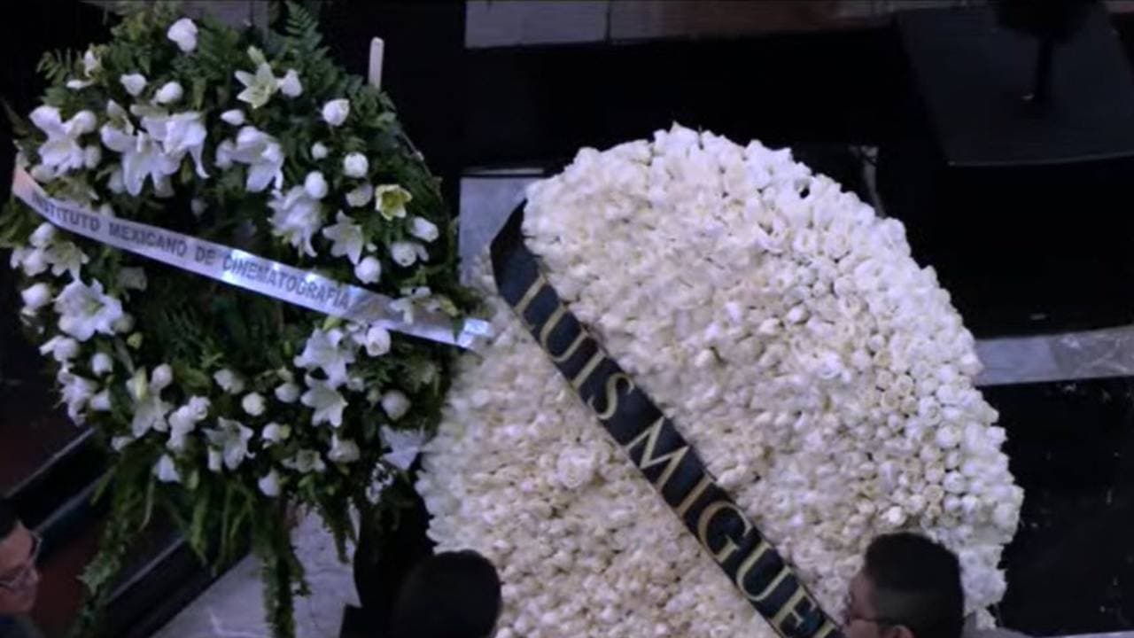 Luis Miguel envió una corona de rosas blancas.