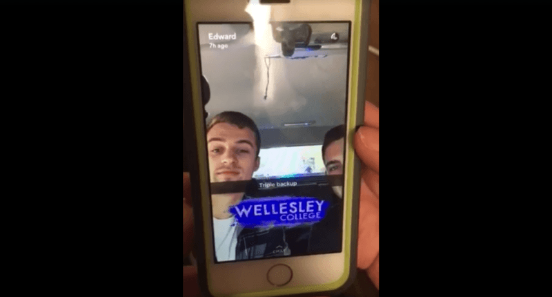 Un par de estudiantes partidarios de Trump de Babson College se grabaron conduciendo y haciendo comentarios machistas y racistas a estudiantes negras de Wellesley College, un campus femenino en Massachusetts el 10 de noviembre. El presidente de Babson, Kerry Healey, escribió en una carta a la comunidad escolar disculpándose en nombre de los dos estudiantes y diciendo que la universidad estaba "extremadamente molesta al saber que dos de nuestros estudiantes participaban en un comportamiento que era, como mínimo, insensible, inaceptable y contrario a nuestros valores fundamentales".
<a href="http://www.rawstory.com/2016/11/trump-fans-film-themselves-driving-through-womens-college-and-harassing-black-students/">Reportado por Rawstory</a> y
<a href="http://college.usatoday.com/2016/11/11/students-want-justice-after-babson-students-harass-wellesley/">USA Today</a>.