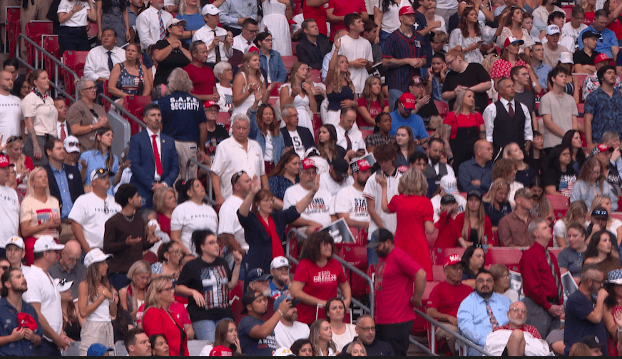 Como ya vimos, muchos de ellos portaban playeras con el rostro o mensajes de Charlie Kirk.