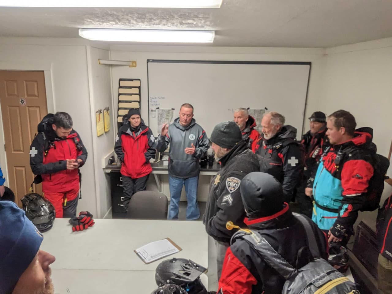 El trabajo en equipo de los dos condados fue un éxito y la piloto fue trasladada con heridas leves a un hospital local.