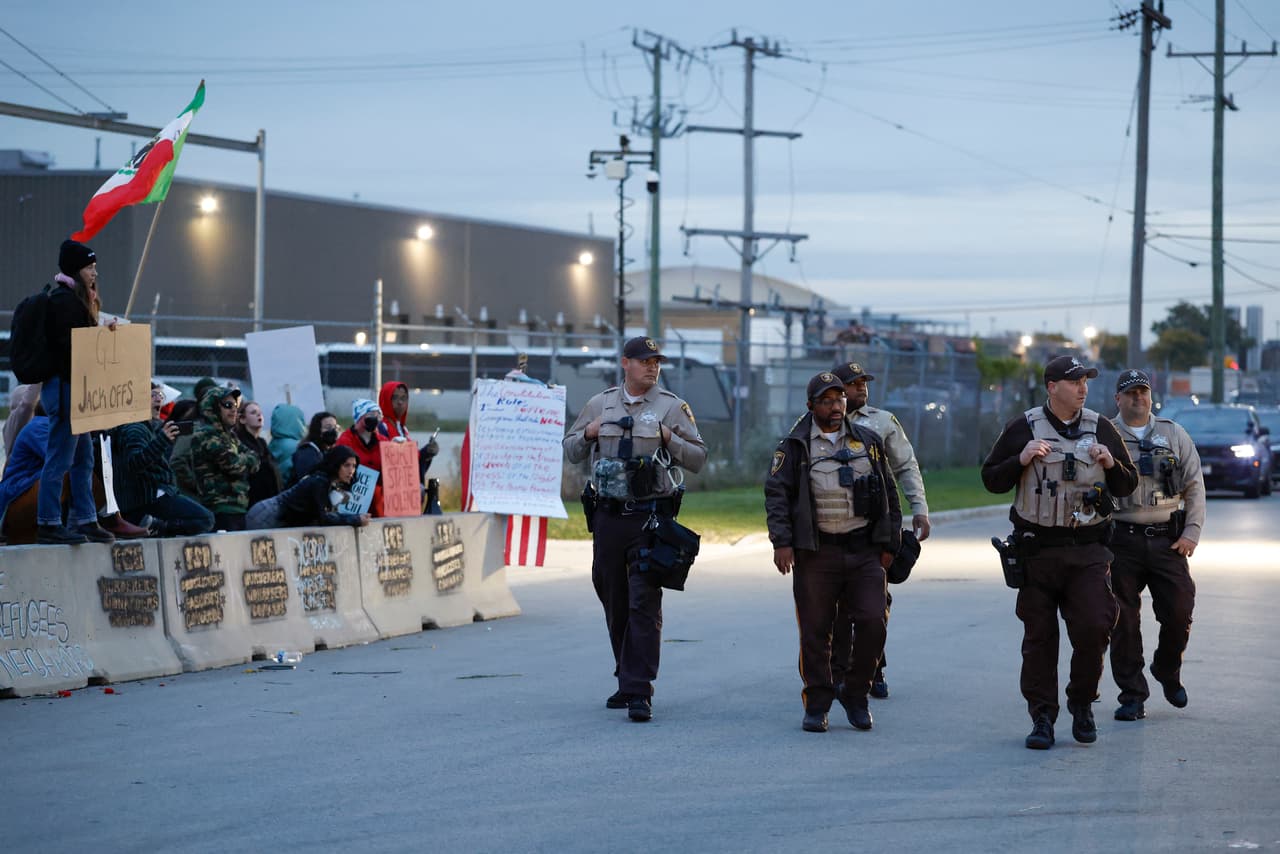Las protestas y confrontaciones reflejan una creciente
<b>preocupación en comunidades inmigrantes</b> por la intensificación de operativos federales en Chicago. Mientras tanto, residentes prometen mantener la organización vecinal ante lo que consideran una amenaza a sus derechos y tranquilidad.
<br>