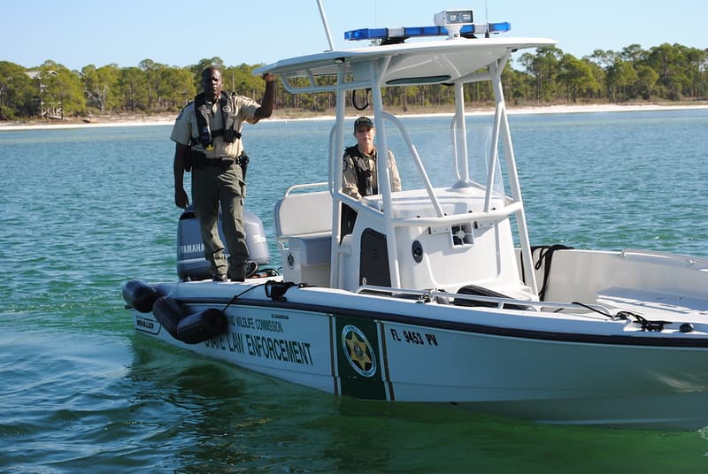 Un oficial de la ley puede detener cualquier embarcación para verificar el registro del bote, el equipo de seguridad de navegación y para realizar inspecciones de acuerdo con la ley estatal.
<br>