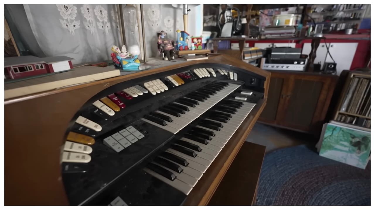 Dice que no ha pagado por casi todos los muebles que tiene, y todos los artículos, Incluido este órgano musical (también tiene un piano), que lo consiguió gratis, por Amazon.