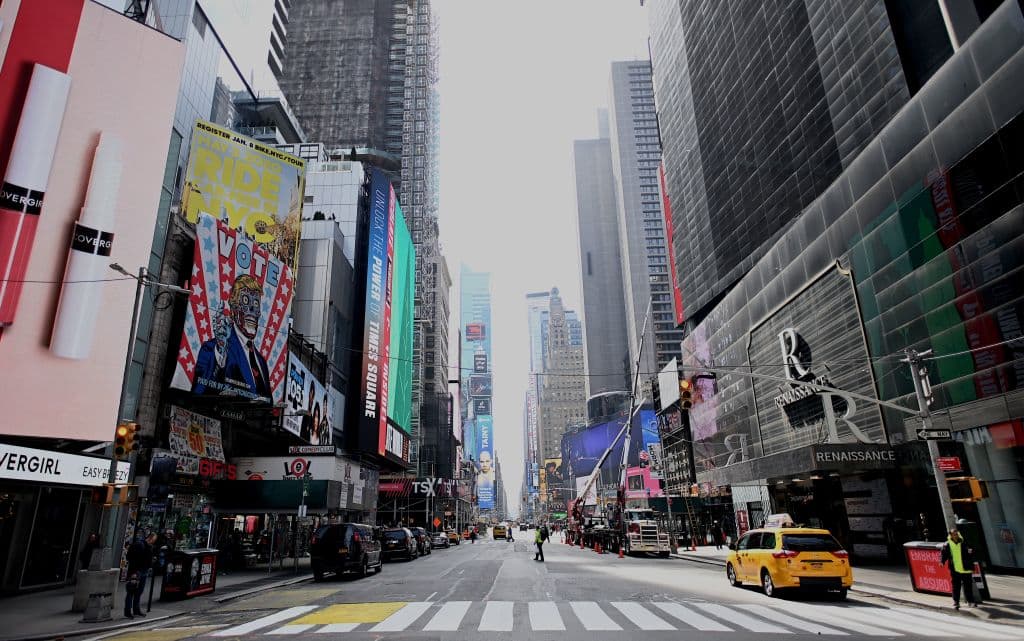 Times Square, en Manhattan, Nueva York, casi vacía. Desde Chile a Madrid, pasando por París o Nueva York,
<b> la pandemia, surgida en diciembre en China, ha dado un vuelco completo a la vida del planeta.</b>