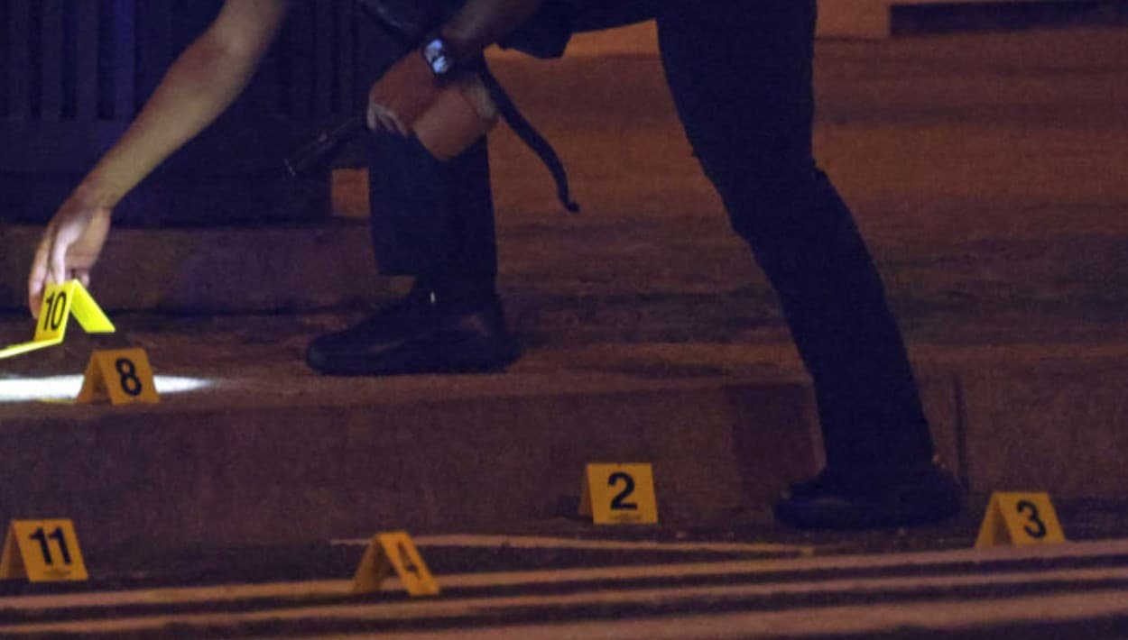 Un niño de 10 años y una mujer de 21 mueren en tiroteo que dejó tres heridos en esquina de Newark