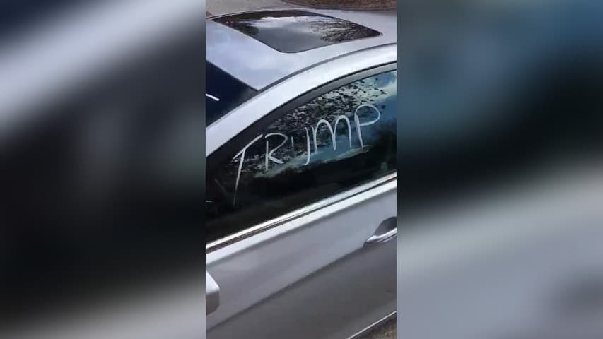 El ex jugador de fútbol de la Universidad de Tennessee Chris Weatherd se encontró su carro vandalizado el día después de las elecciones. Weatherd publicó un video de su automóvil, en el que alguien escribió "F*ck You N*gger" Y "Trump". Weatherd había twitteado su apoyo a Hillary Clinton el día de las elecciones.
<a href="https://twitter.com/Chris_Weatherd/status/796384091260207104">Reportado en Twitter</a>. Confirmado por Storyful.