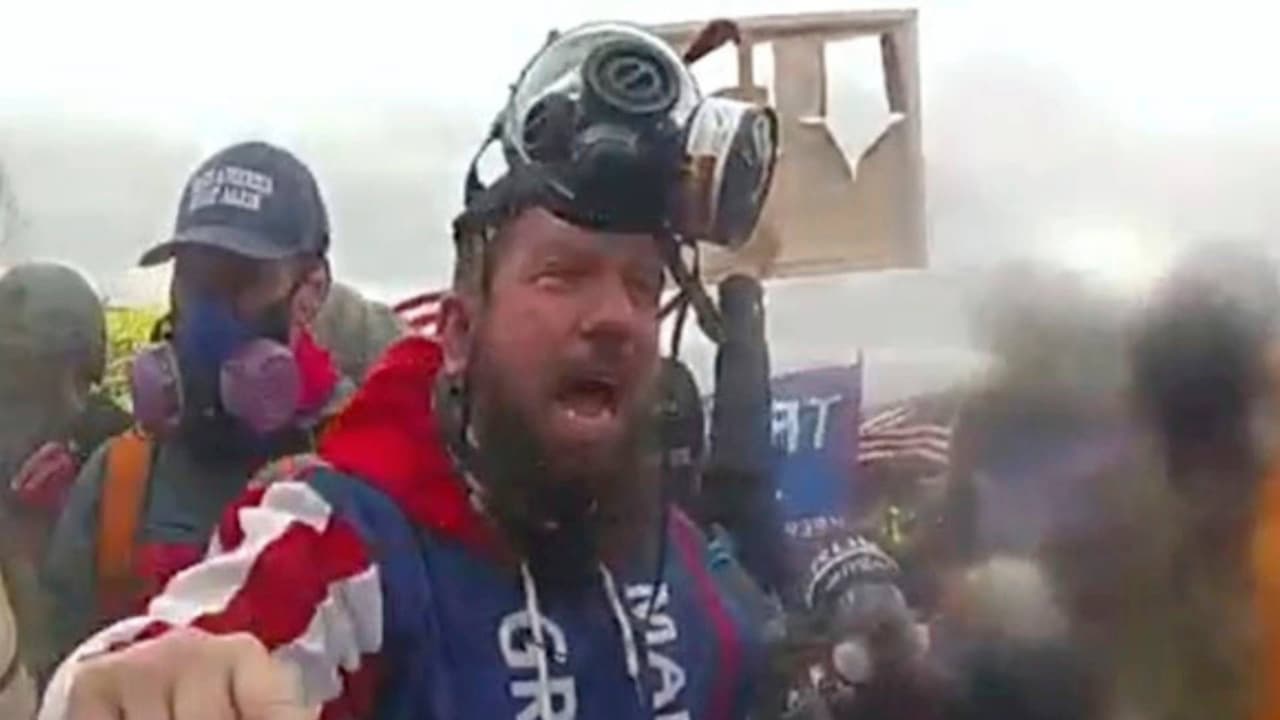 Hombre insulta al juez tras recibir condena de 12 años de prisión por disturbios en asalto al Capitolio