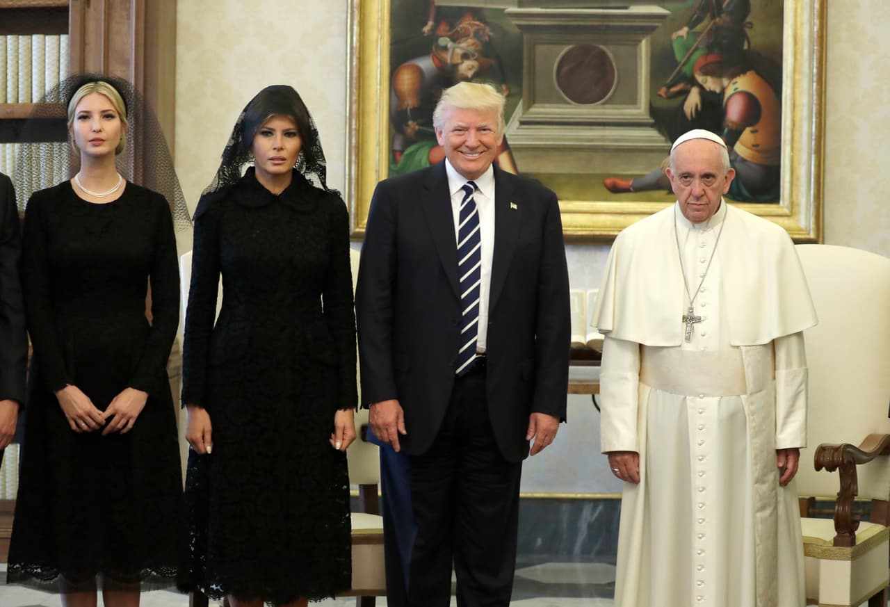 <b>Los Trump y Bergoglio</b>. El papa recibe a Donald Trump en el Vaticano tras un pasado reciente de notorias discrepancias. Bajo extremas medidas de seguridad, el presidente estadounidense llegó al palacio apostólico acompañado de su esposa Melania, su hija Ivanka y su yerno Jared Kushner.