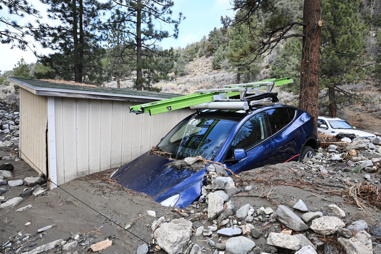 Un coche quedó sepultado en el barro tras una serie de tormentas el jueves 25 de diciembre de 2025 en Wrightwood, California.