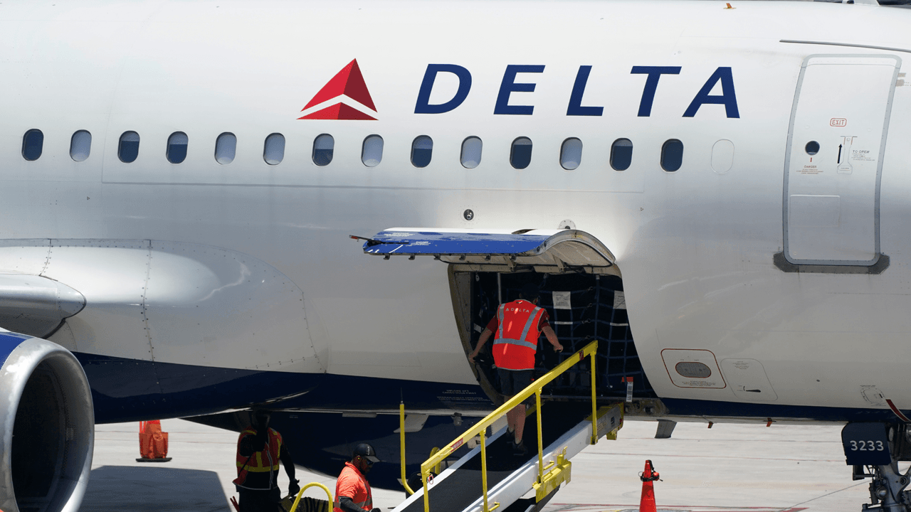 Trabajador de aeropuerto dio carta suicida a su jefe antes de aventarse a turbina en San Antonio