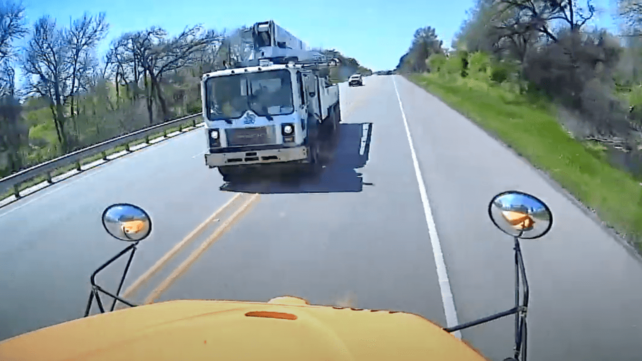 Maestra demanda a empresa dueña del camión que chocó contra autobús escolar: piden $1 millón