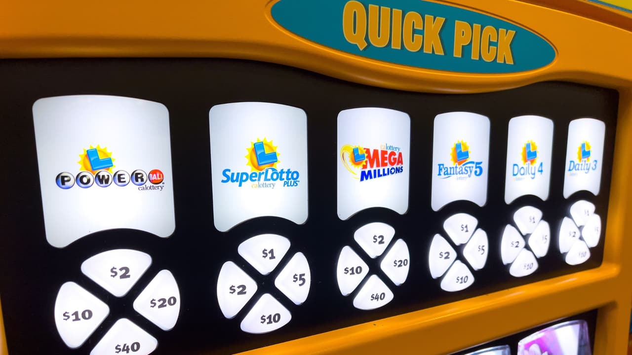 <h3 class="cms-H3-H3">El impacto en los jugadores</h3>
<br>Aunque el precio de los boletos sube, el consorcio confía en que
<b>los jugadores seguirán comprando boletos al mismo ritmo</b>, lo que hará que los "botes" continúen creciendo. Según un portavoz, estudios previos muestran que
<b> los jugadores están dispuestos a pagar más si saben que habrá premios más grandes y frecuentes</b>. Además, el precio de $5 es común en otros juegos de lotería, por lo que
<b>es un costo aceptable para muchos.</b>