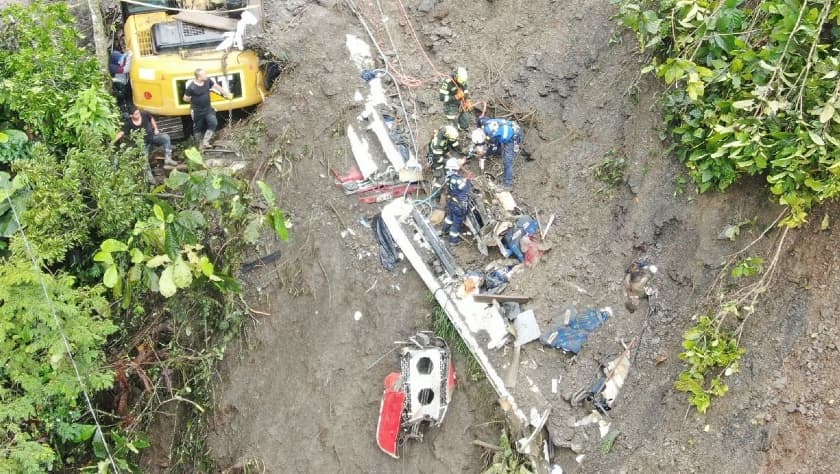 El deslizamiento de tierra sepultó tres autobuses de pasajeros y una motocicleta que se desplazaban en una vía entre los departamentos de Chocó y Risaralda, en el noroeste de Colombia.